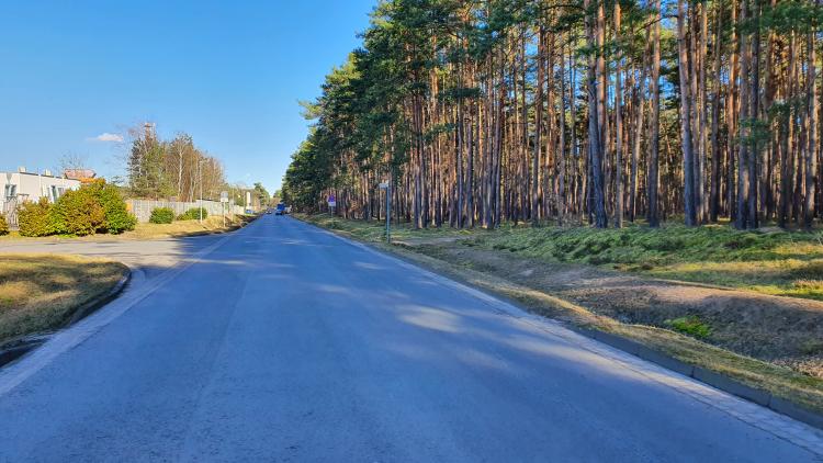 Blick auf den Fuhrberger Weg. Links Gewerbegebiet, Links Waldbereich.